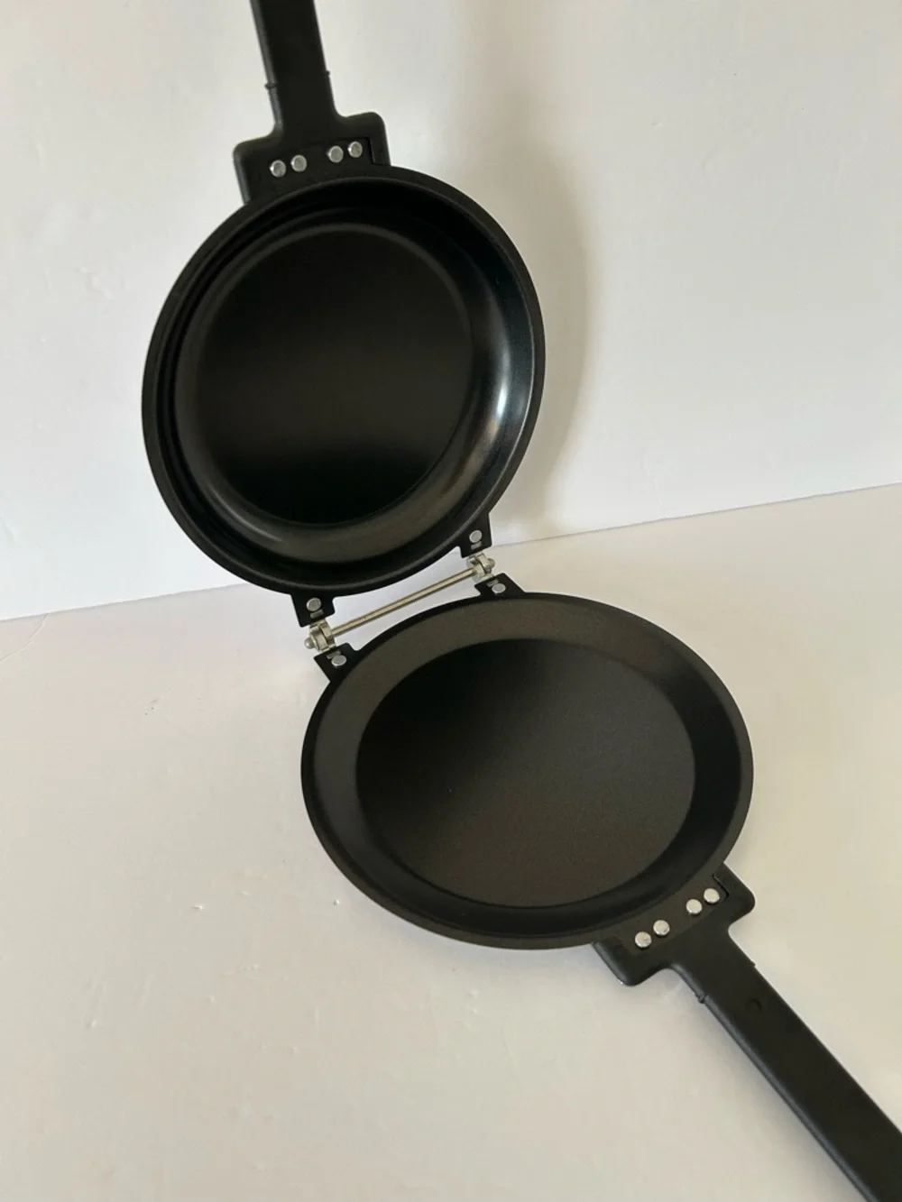 VTG “Pancake Wizard” Set includes: Pan, Batter Dispenser, Booklet, and 4 Shapes